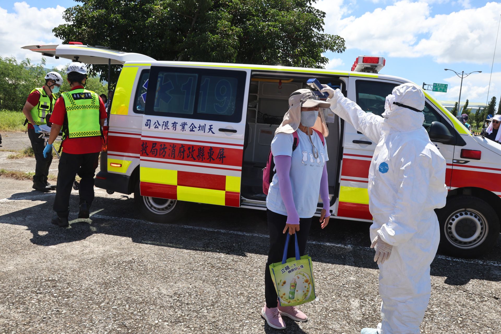 核安會輻射監測中心為疏散民眾偵測輻射劑量。（記者孫建屏攝）