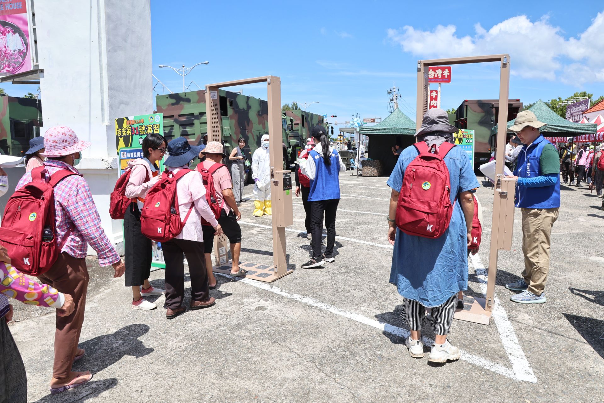 核安會輻射監測中心為疏散民眾偵測輻射劑量。（記者孫建屏攝）