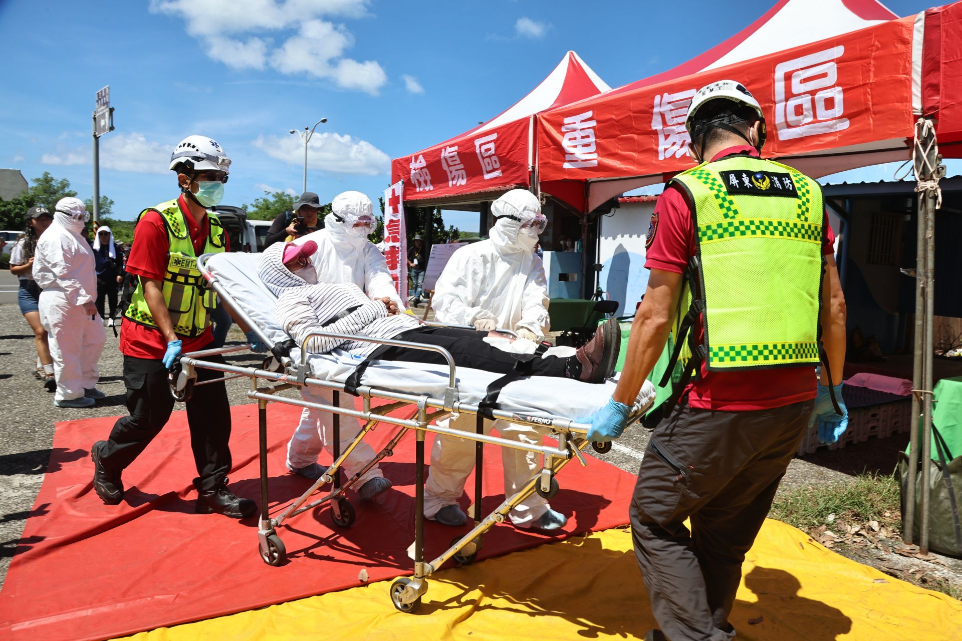 受傷民眾抵達醫療救護站後，立即由醫護人員進行檢傷及救治。（記者孫建屏攝）