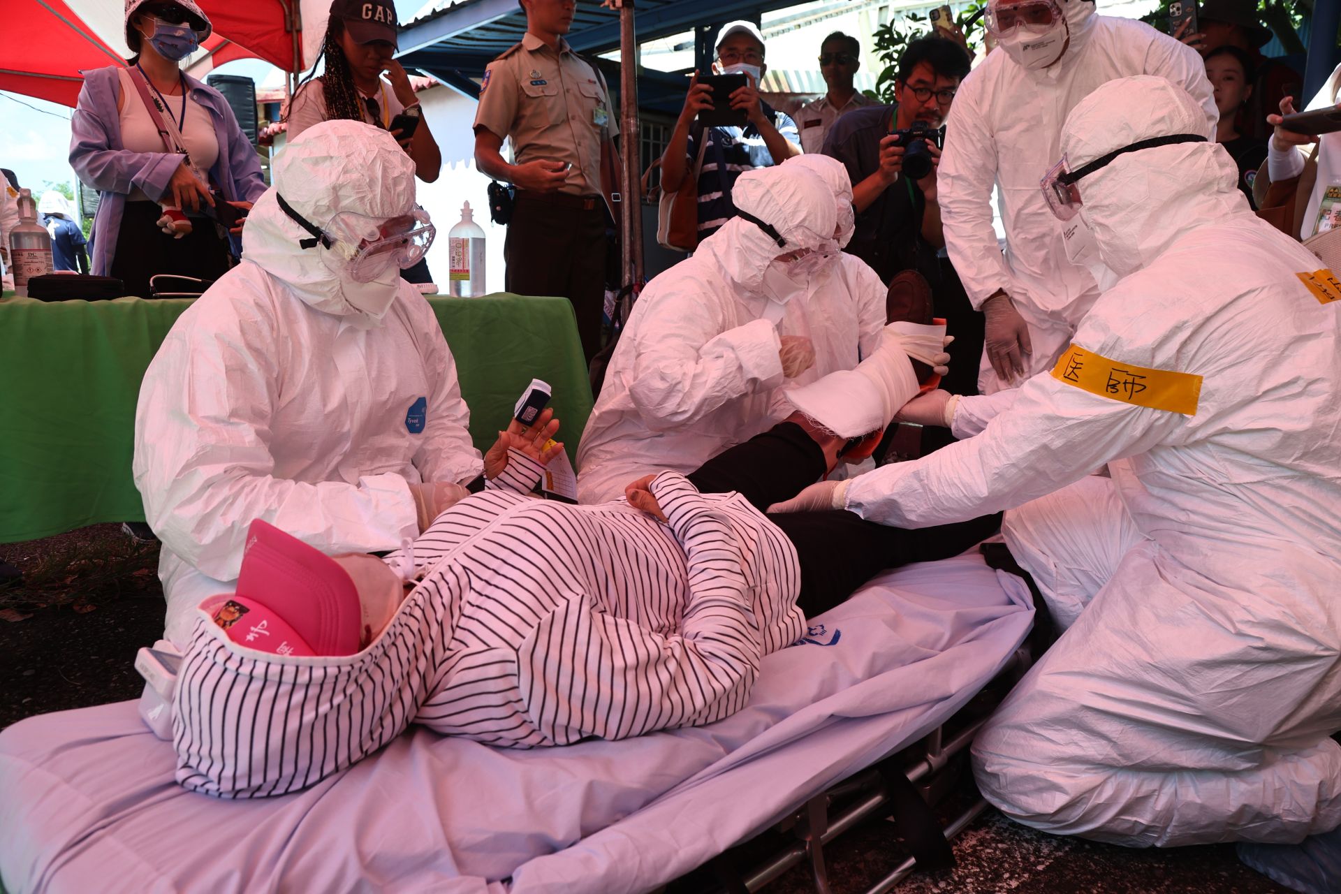 受傷民眾抵達醫療救護站後，立即由醫護人員進行檢傷及救治。（記者孫建屏攝）