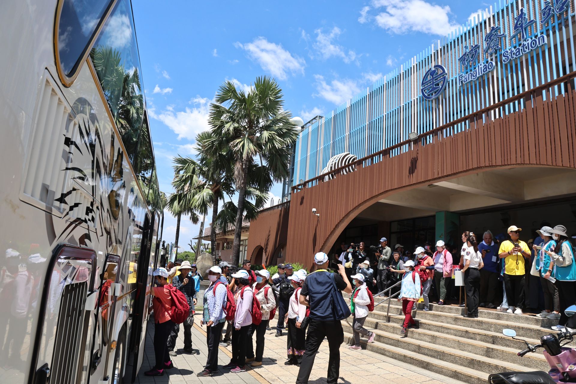 民眾進入避難收容場所前，先實施人員輻射劑量偵測。（記者孫建屏攝）