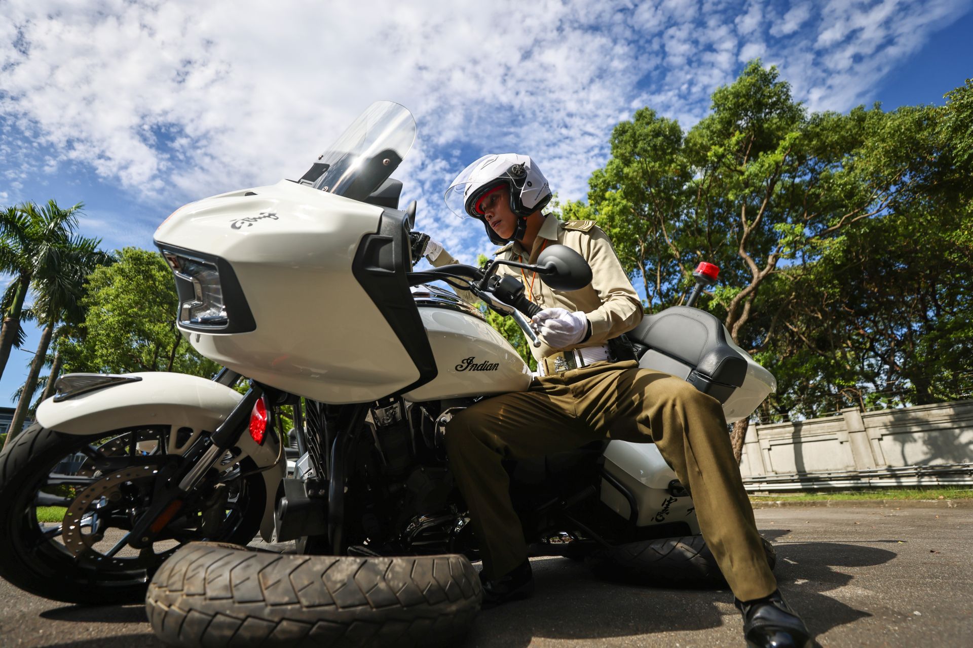  「倒車扶正」訓練，初期有輪胎輔助，熟練後移除，強化核心與腿部肌力。（記者劉宸瑋攝）