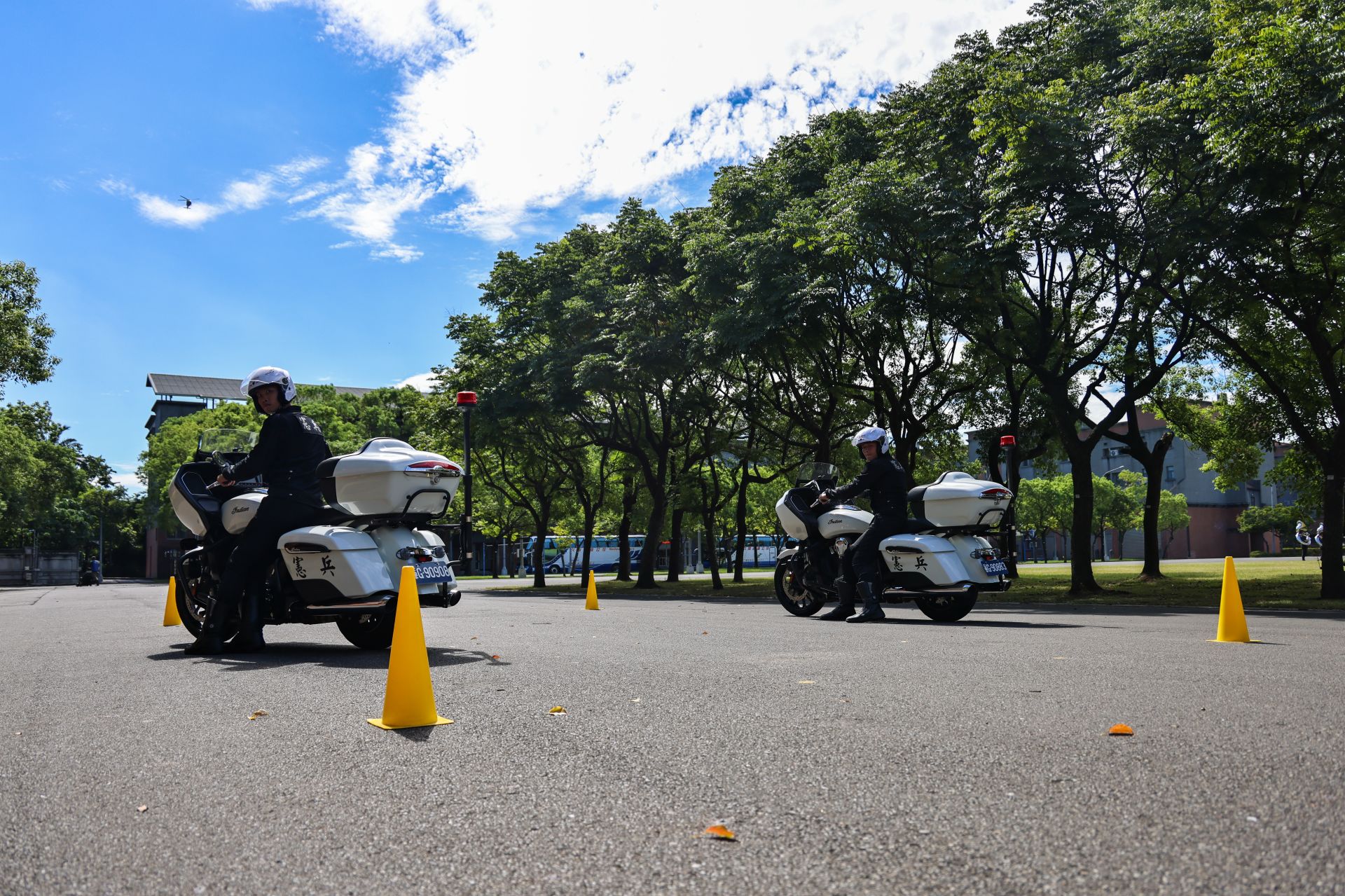  「S型推車」以最小角度繞越三角錐，並同樣實施倒退訓練，相當具挑戰性。（記者劉宸瑋攝）