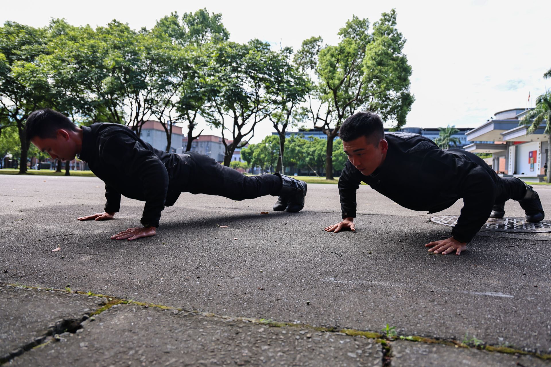  官兵透過伏地挺身等訓練，提升自身體能。（記者劉宸瑋攝）