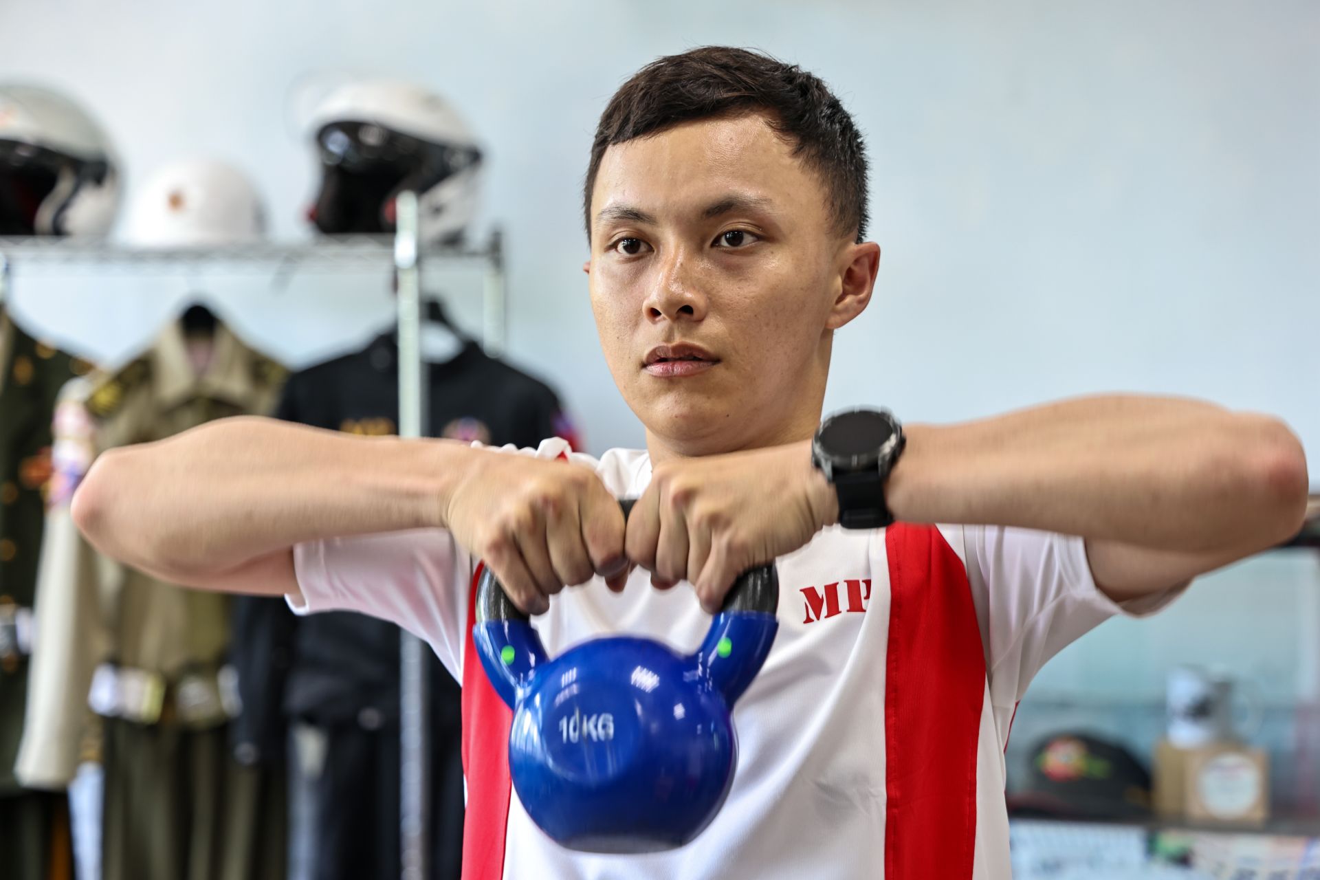  官兵進行壺鈴平舉等訓練，強化手部及核心肌群力量。（記者劉宸瑋攝）