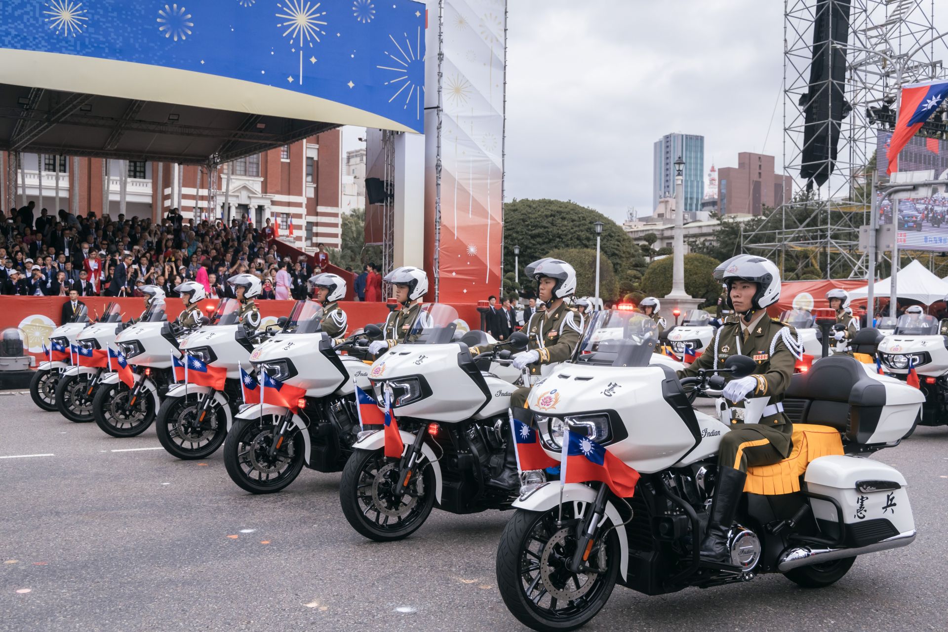   國慶大會上，官兵駕駛重型機車，以整齊隊型通過司令臺。（本報資料照片）