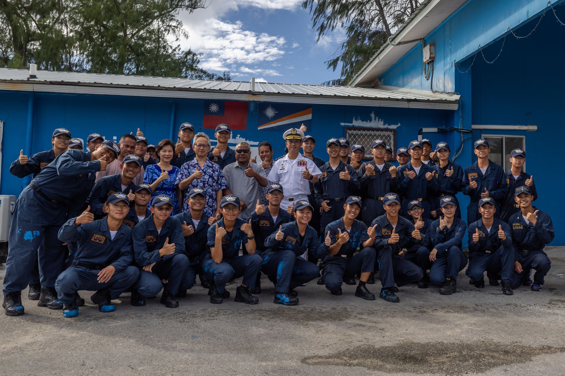  官兵為馬紹爾群島當地教育單位漆上友誼牆，包含兩國國旗、軍艦等元素。（記者林睿奕攝）