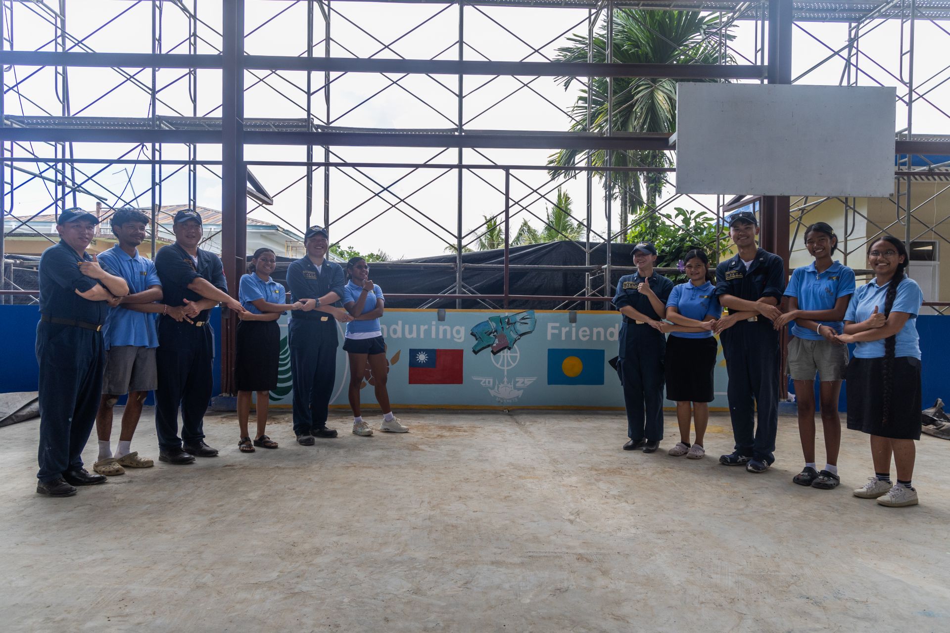  官兵與帛琉當地高中學生一同創作，彩繪圍牆，象徵兩國邦誼永固。（記者林睿奕攝）