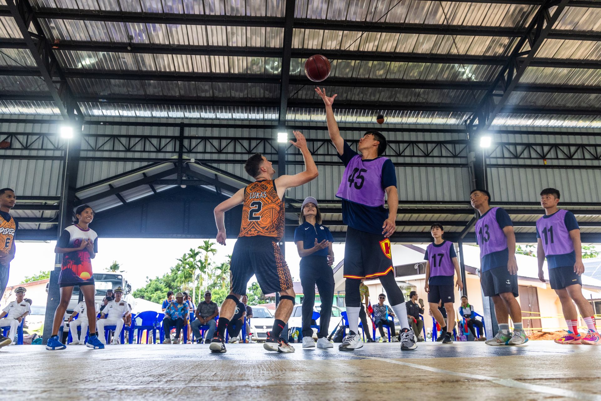  官兵與友邦民眾進行球類運動友誼賽，展現熱情與活力。（記者林睿奕攝）