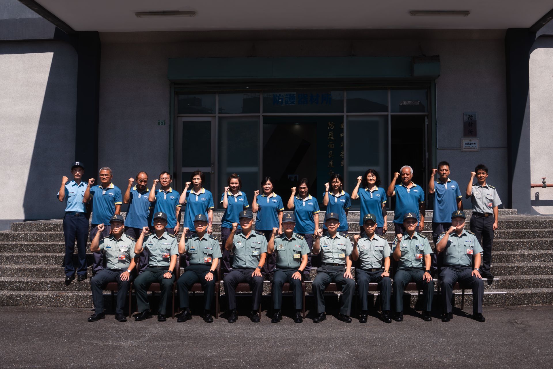  鍾副部長與官兵代表合影。（軍聞社記者文仁攝）