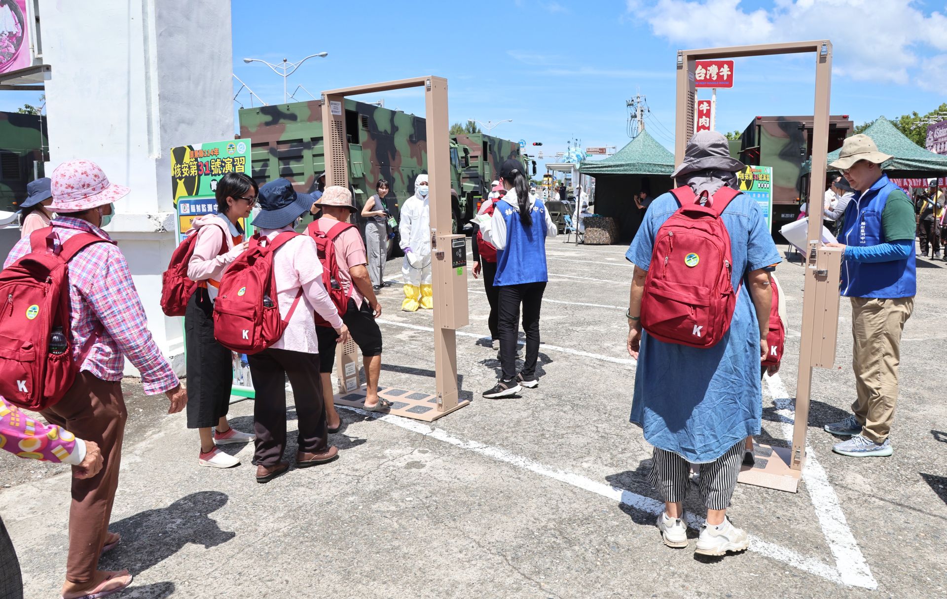  核安會輻射監測中心為疏散民眾偵測輻射劑量。（記者孫建屏攝）