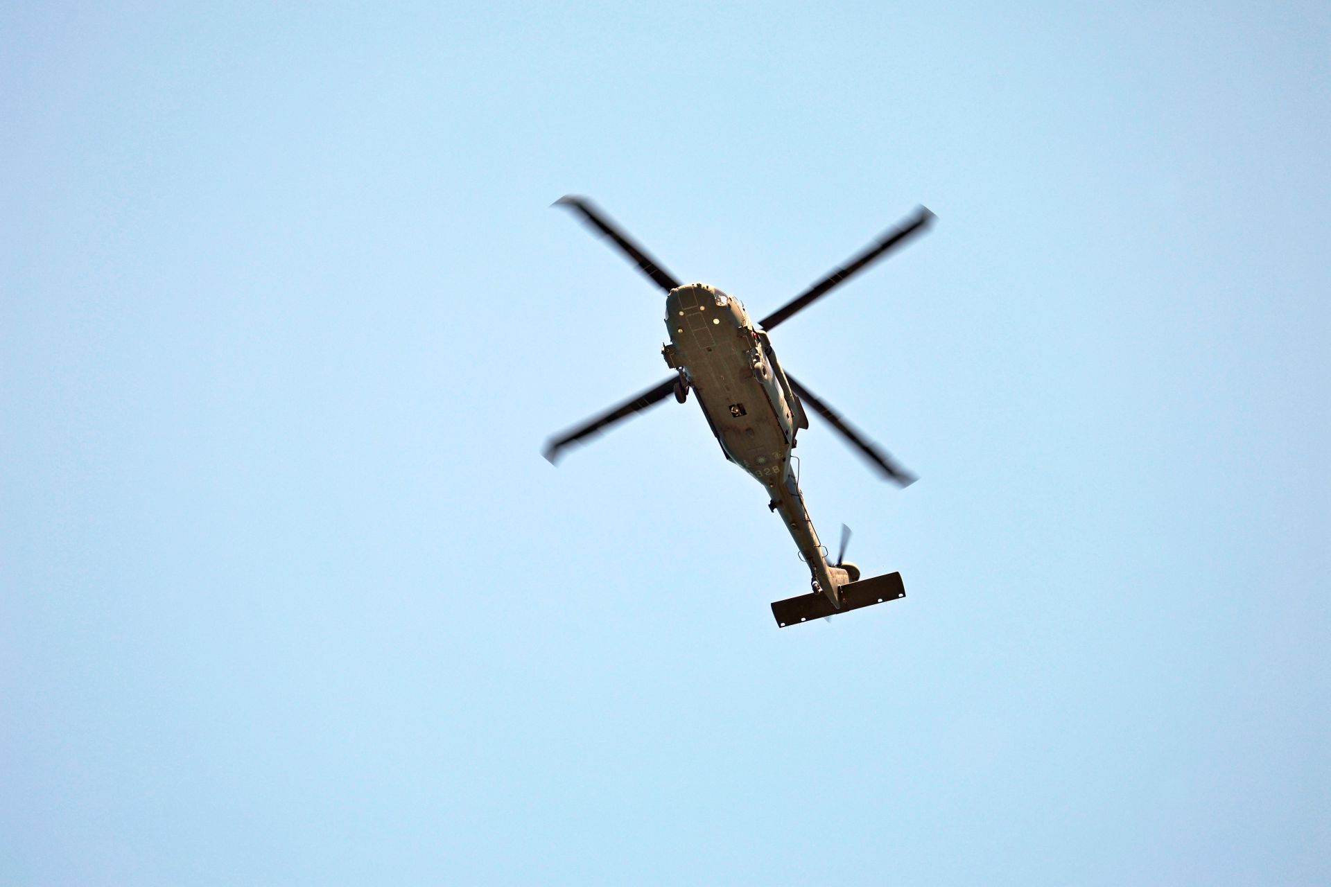 陸航602旅支援UH-60M直升機，在核安31號演實兵演練中執行空域環境輻射監測作業，展現國軍核子事故救災能量。（記者孫建屏攝）