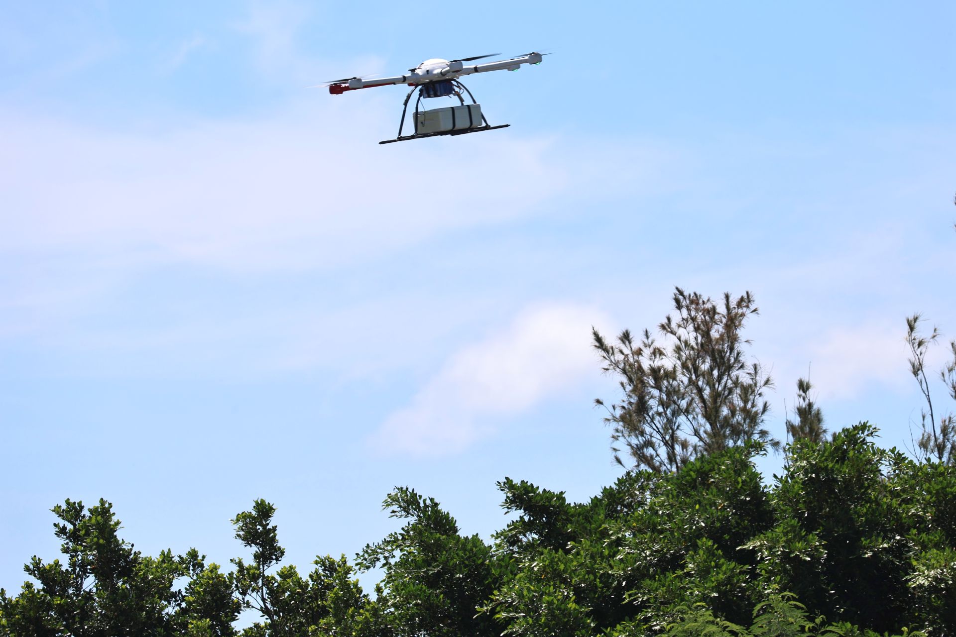 核安會輻射監測中心展示無人機進行偵測技術，將數據即時回傳至輻射數據圖像化整合系統，以提供應變中心進行民眾防護行動決策所需。（記者孫建屏攝）