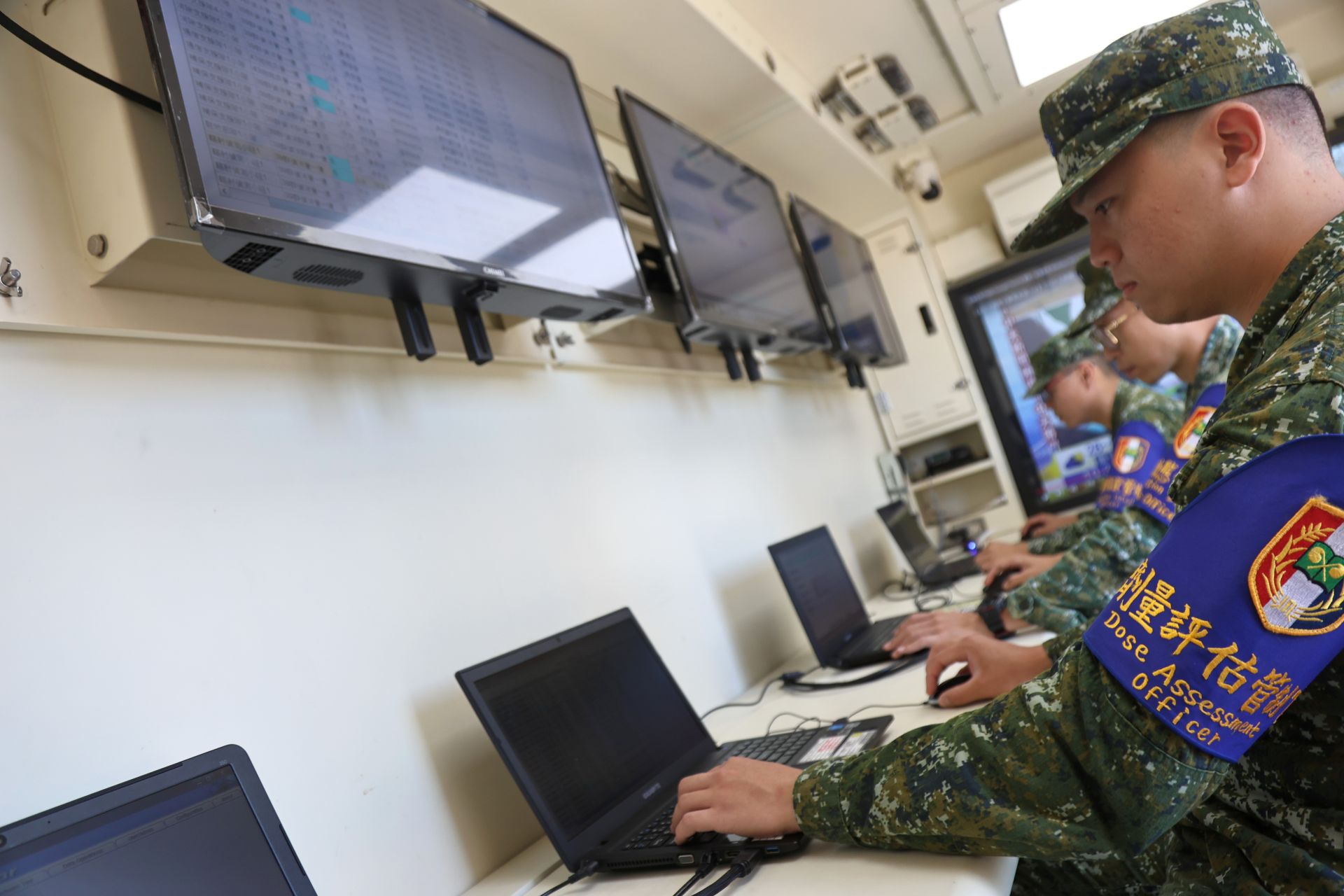 國軍輻射安全暨決策諮詢機動管制車整合輻射安全危害評估、部隊及人員輻射劑量管制、影像監視、環境輻射監測、指管通資等系統，大幅提升國軍核能災防能力。（記者孫建屏攝）