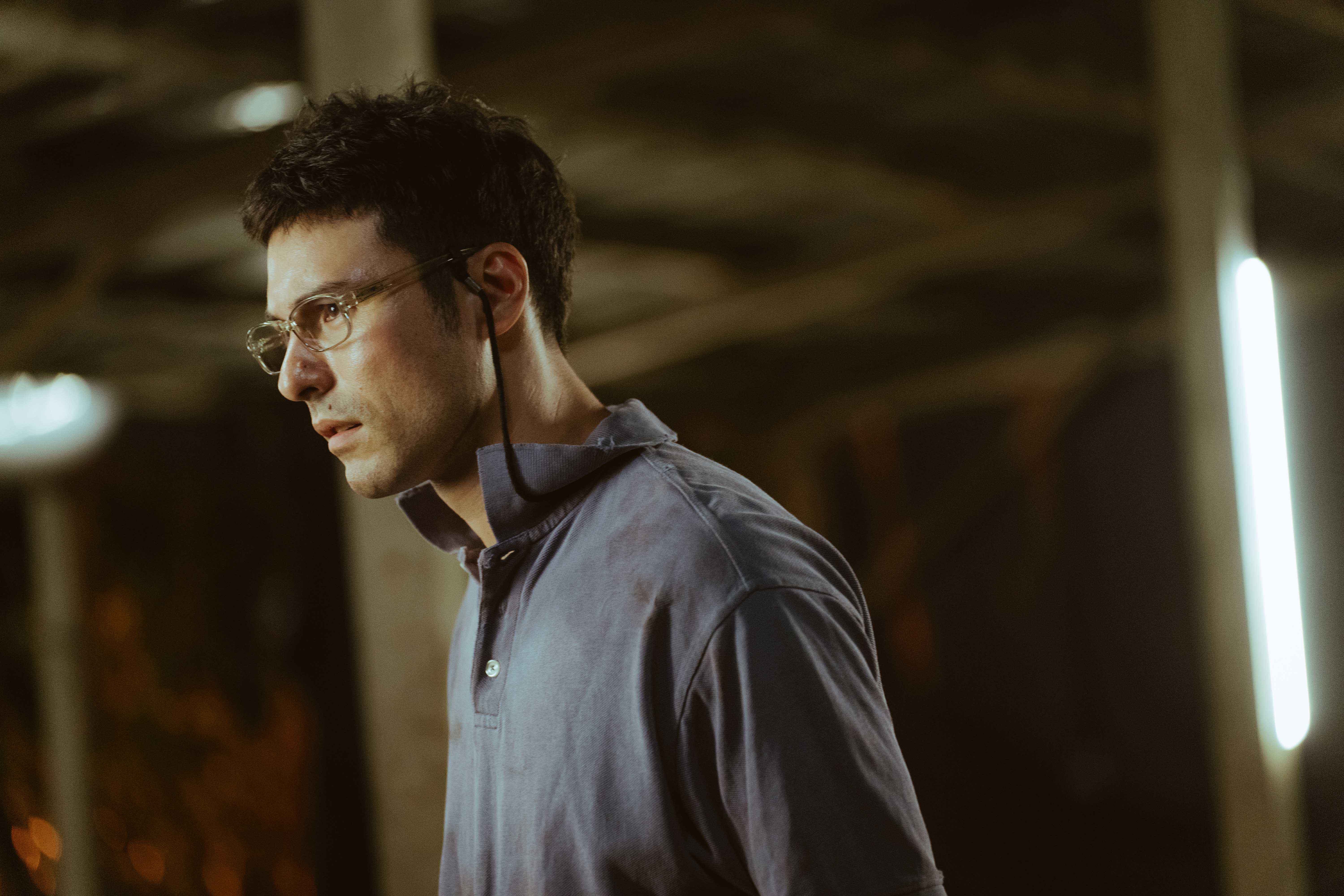 鳳小岳《陌路兄弟》顛覆形象造型樸素。（綺影發行提供）