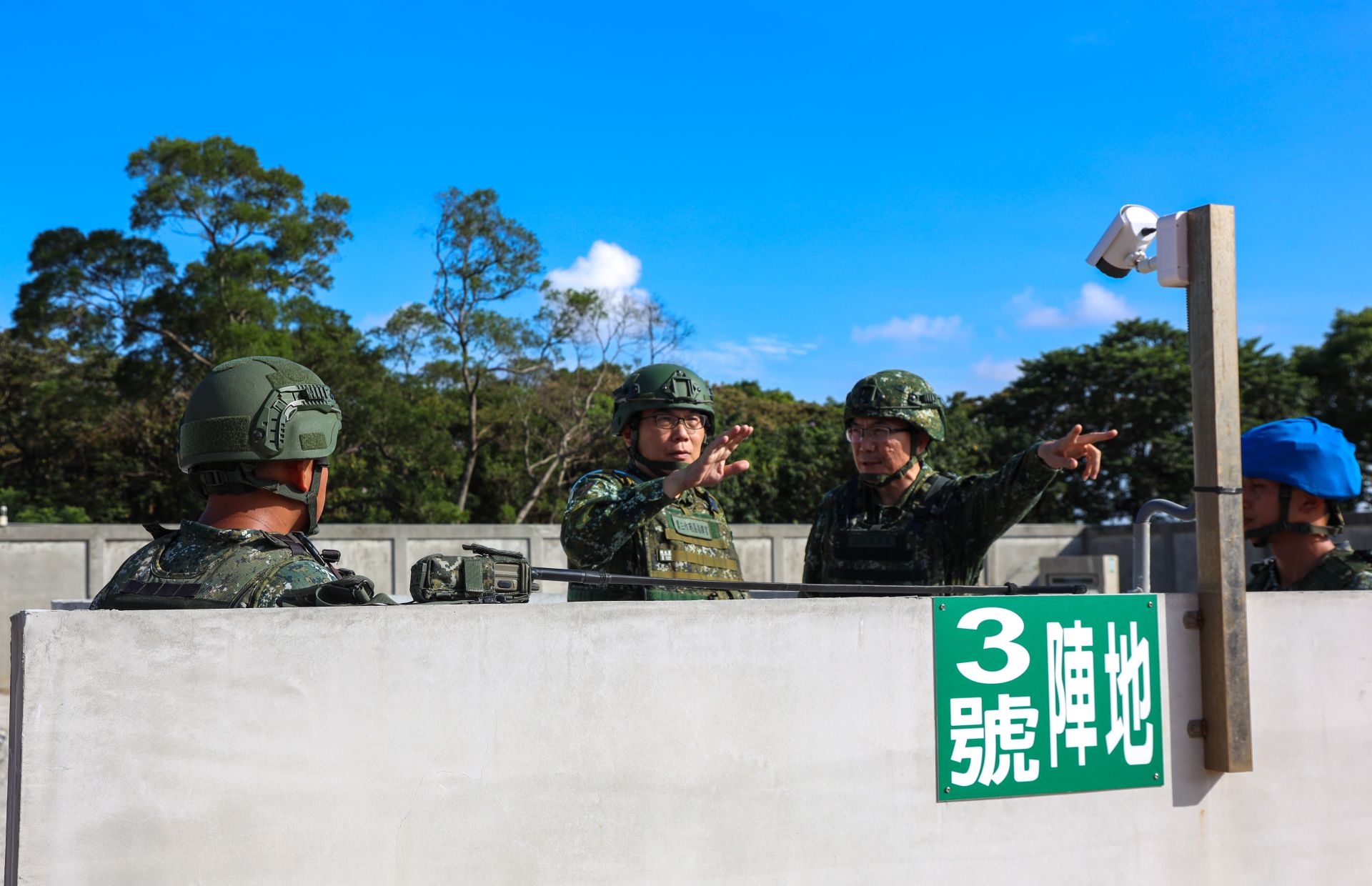 6軍團指揮官陳中將主持軍官連手榴彈實彈投擲訓練，強化官兵心理素質。（6軍團提供）