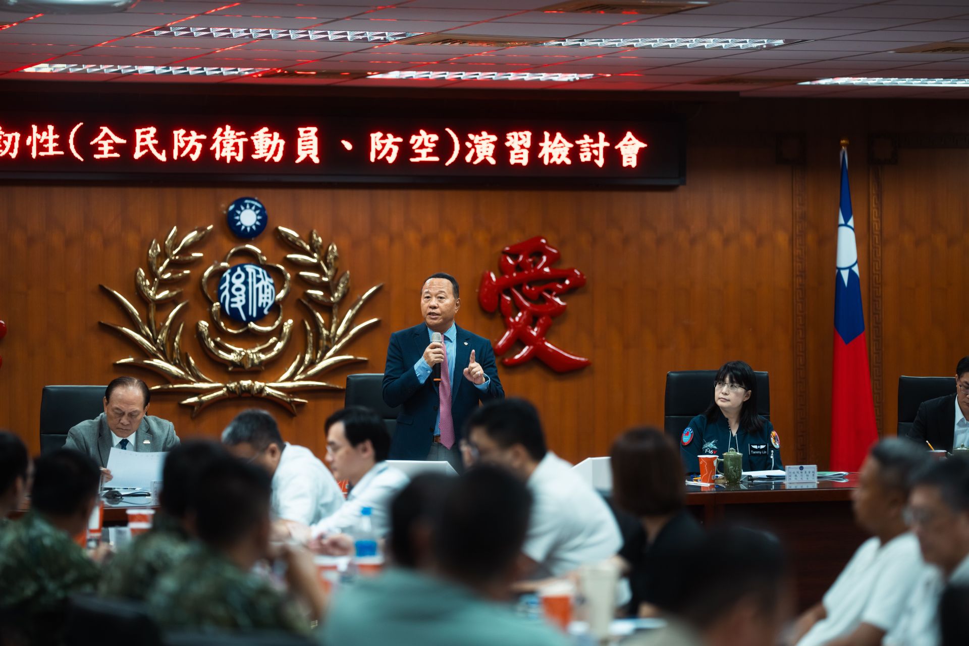  國防部副部長柏鴻輝11日前往後備指揮部，主持「2025城鎮韌性（全民防衛動員、防空）演習檢討會」，肯定各單位對於提升城鎮韌性相關量能的戮力付出與貢獻。（軍聞社記者文仁攝）