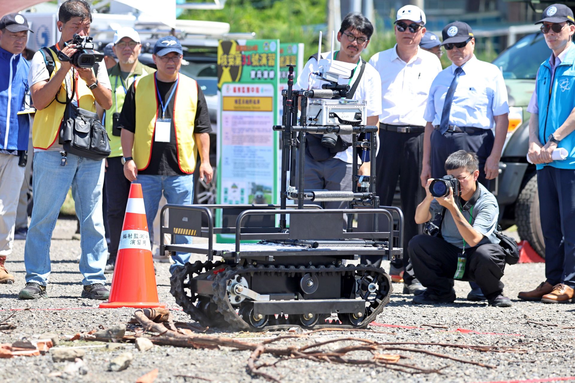 輻射監測中心展示無人車輻射偵測技術，可在核子事故初期，執行核能電廠周圍輻射偵測任務，減少人員輻射劑量。（記者孫建屏攝）
