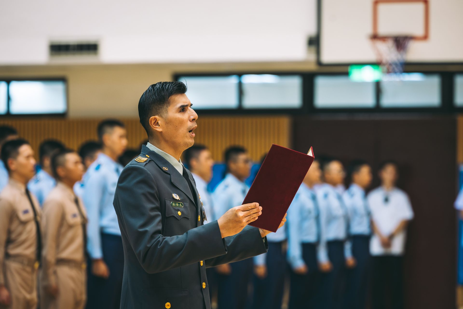 士官長連長莊啟良帶領學生領讀士官信條。（記者陳彥陵攝）