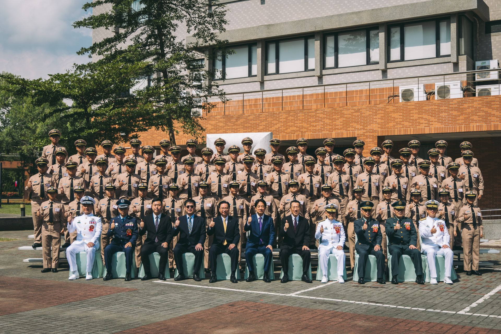 賴總統與海軍官校二專班學生合影。（記者陳彥陵攝）