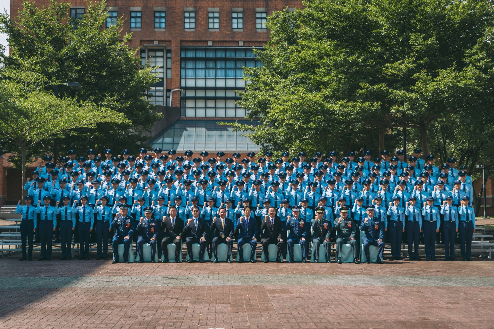 賴總統與空軍航空技術學院學生合影。（記者陳彥陵攝）