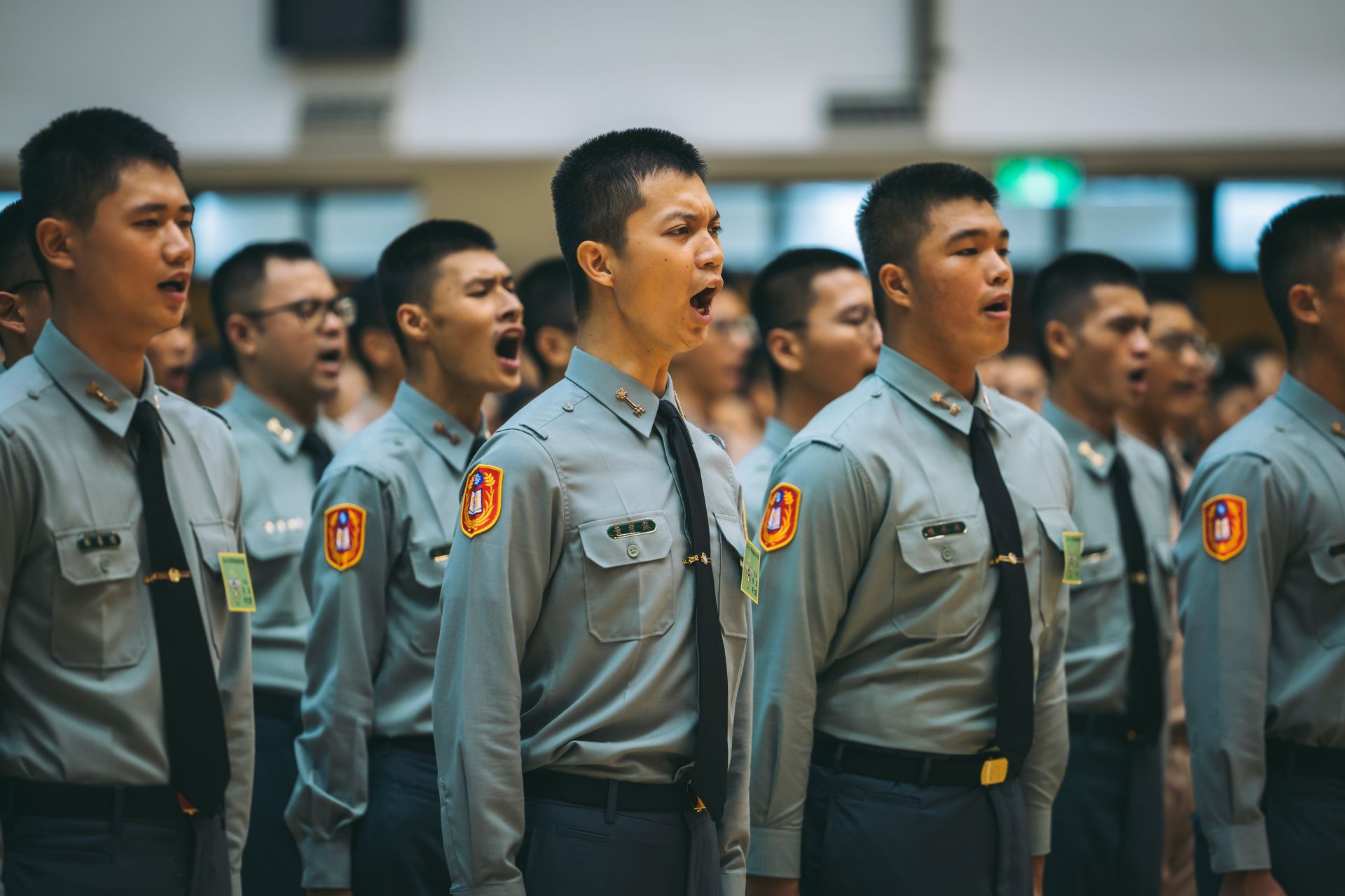 學生精神抖擻，大聲覆誦士官信條。（記者陳彥陵攝）