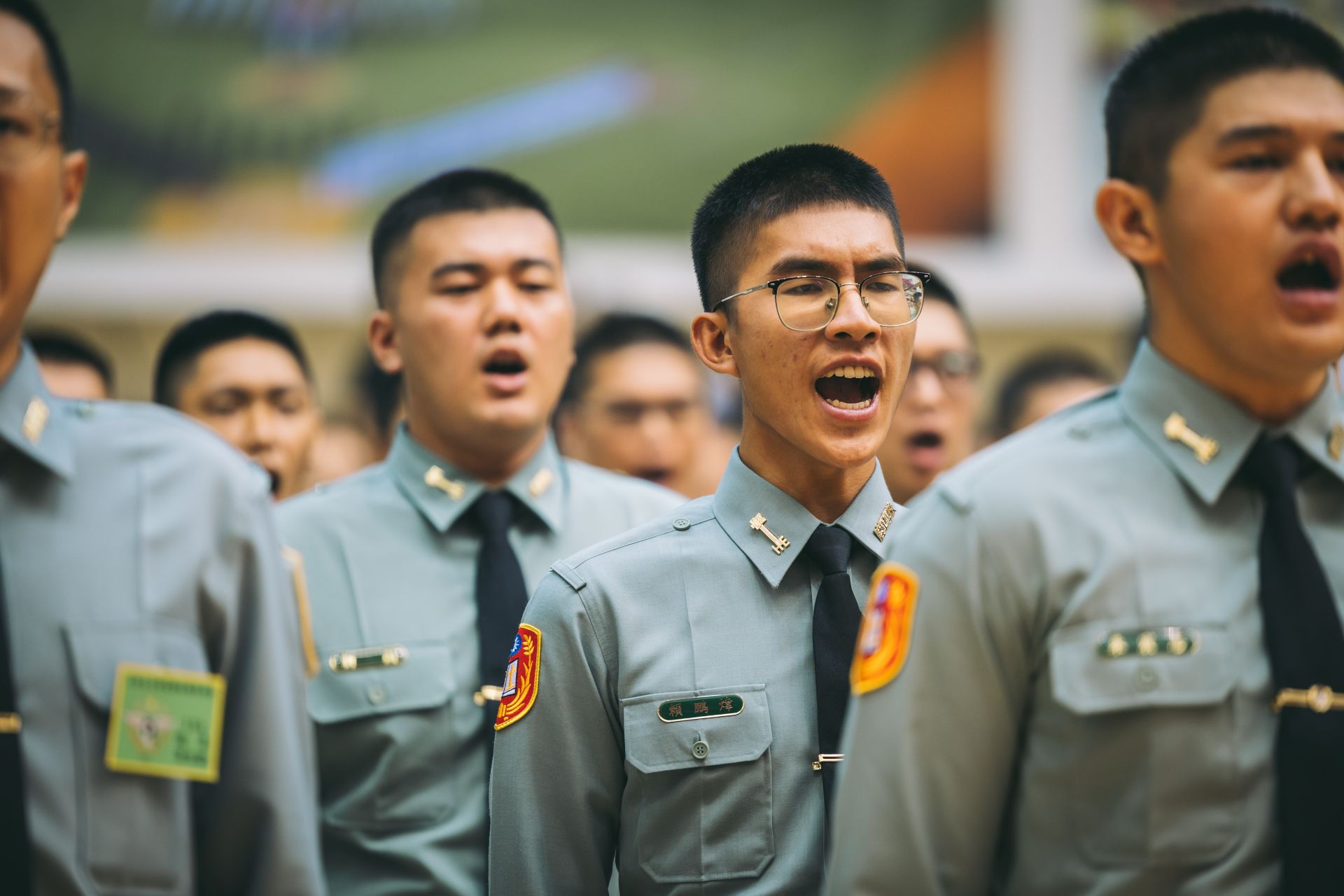 學生精神抖擻，大聲覆誦士官信條。（記者陳彥陵攝）