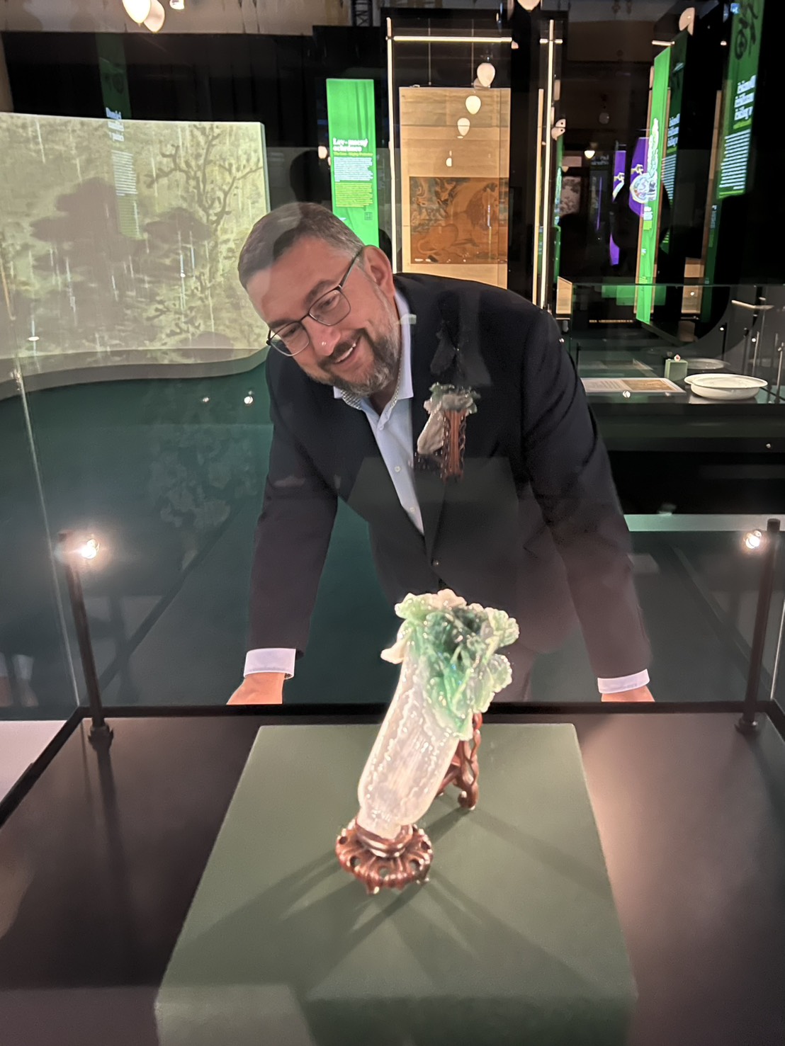 捷克國家博物館總館長盧卡其指出，歷經20年等待，終於迎來〈翠玉白菜〉首度登上歐洲舞臺，與百餘件故宮精選文物共同展出。（國立故宮博物院提供）