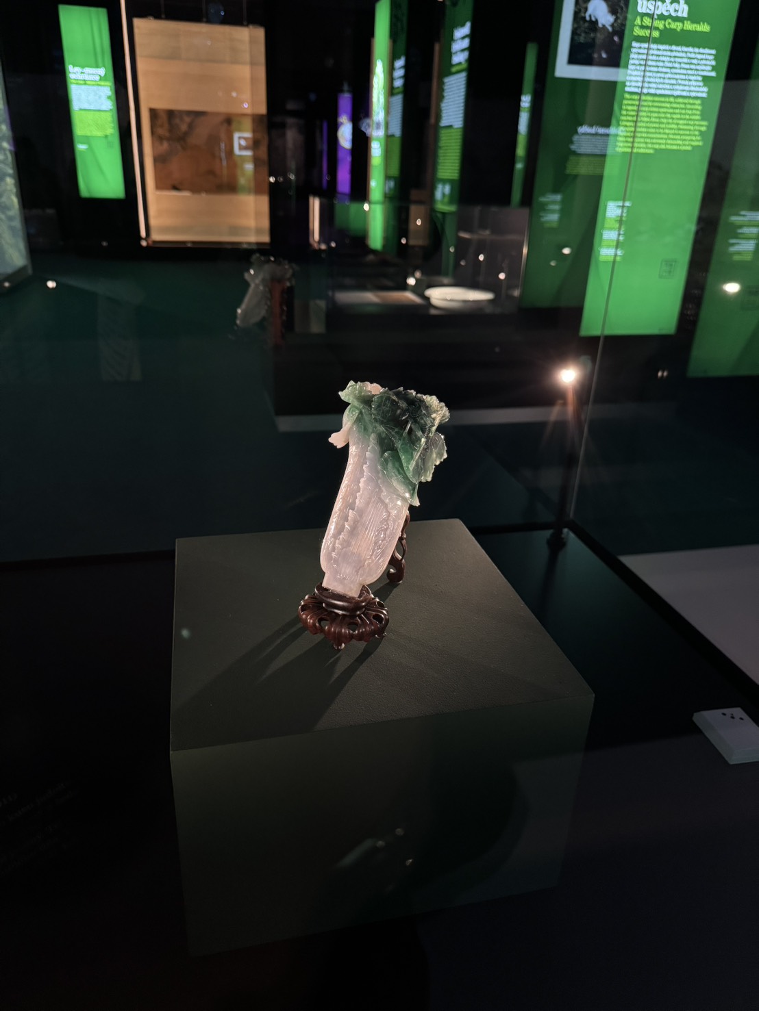 「故宮文物百選及其故事」特展精選131組件珍貴文物，其中，最受矚目的人氣國寶〈翠玉白菜〉更是首度登上歐洲舞臺。（國立故宮博物院提供）