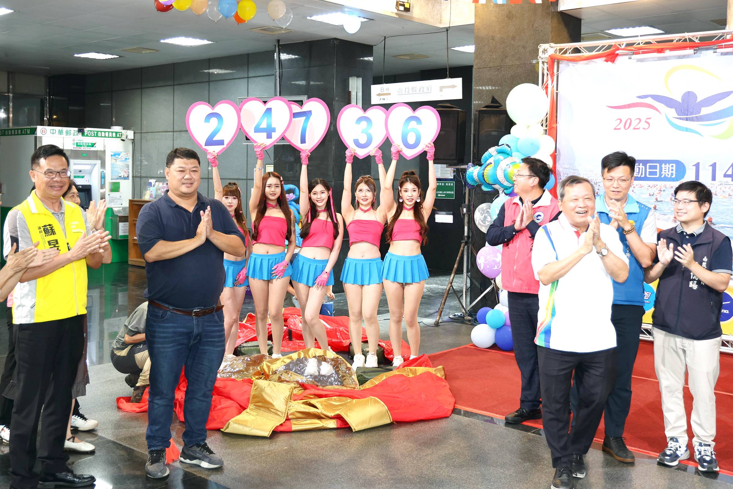 南投縣府今日舉辦 2025第43屆日月潭國際萬人泳渡系列活動記者會，副縣長王瑞德偕與會來賓共同揭示，將有2萬4,736位泳士參加邁入第43年的日月潭國際萬人泳渡。（南投縣政府提供）