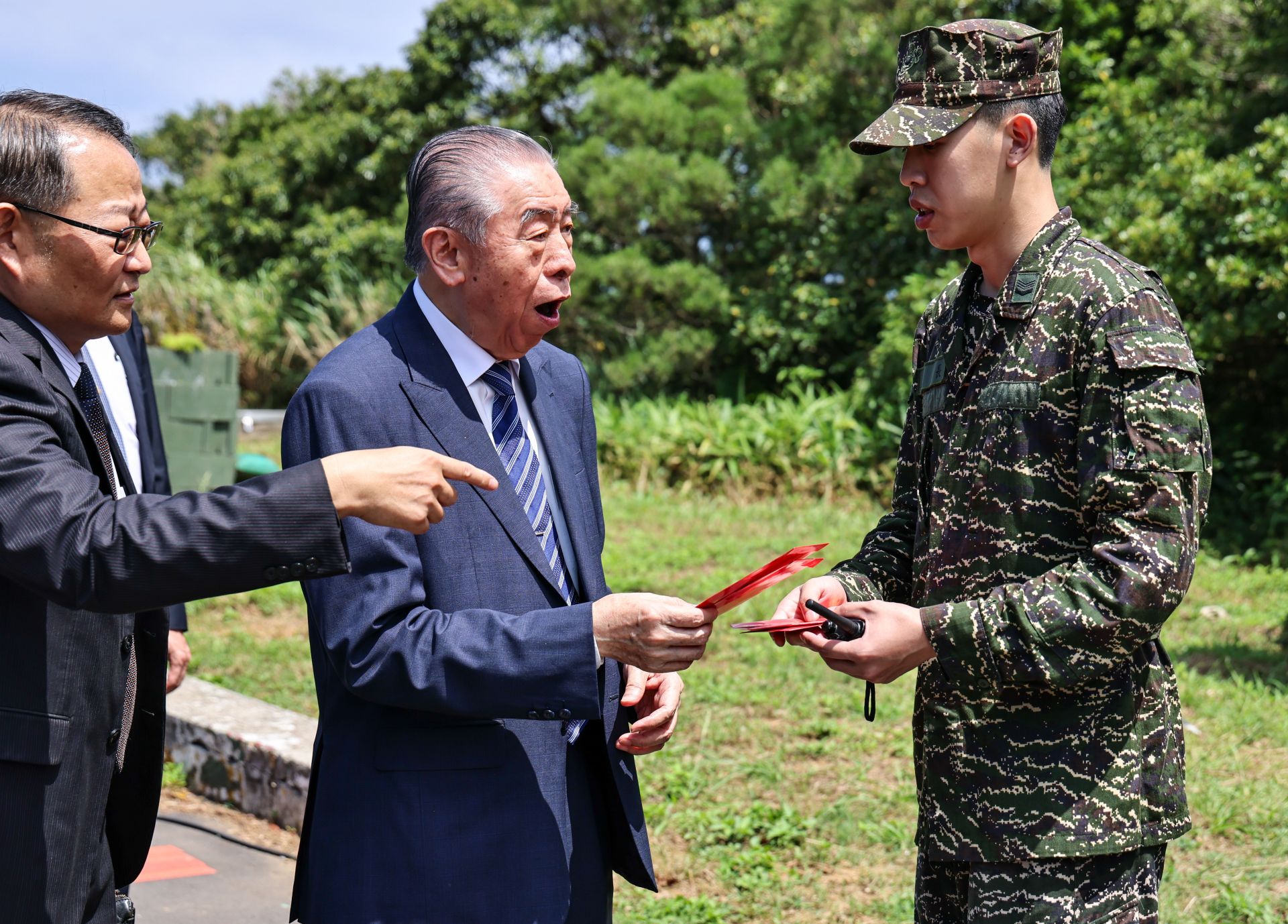 李棟樑關心官兵生活與工作情況，傳遞他與軍友社對官兵最真摯的關懷，現場氣氛溫馨。（記者劉宸瑋攝）