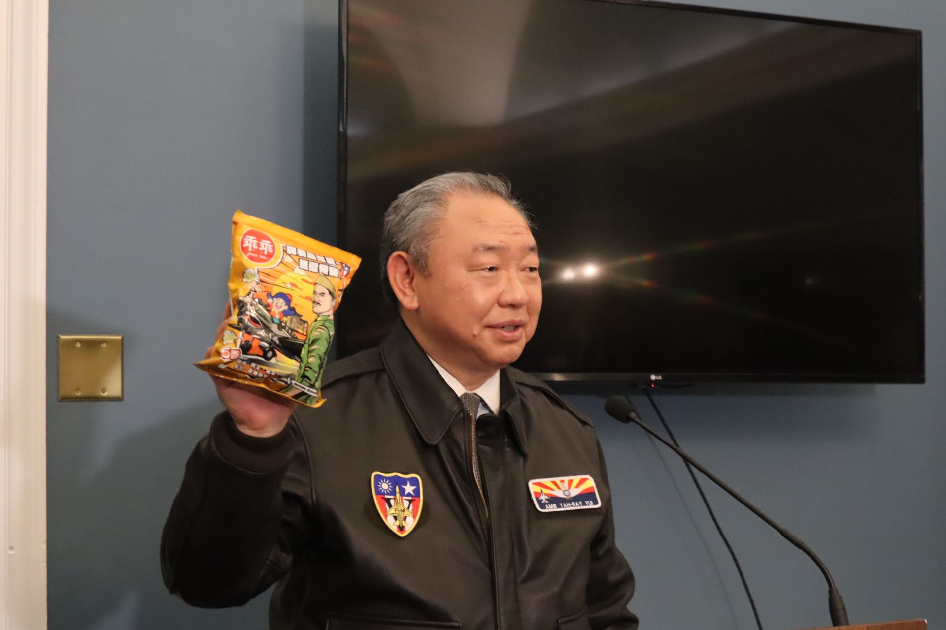  駐美代表俞大㵢分享國防部與乖乖聯名發行、包裝以前飛虎隊成員為主角的限量版乖乖。（中央社）