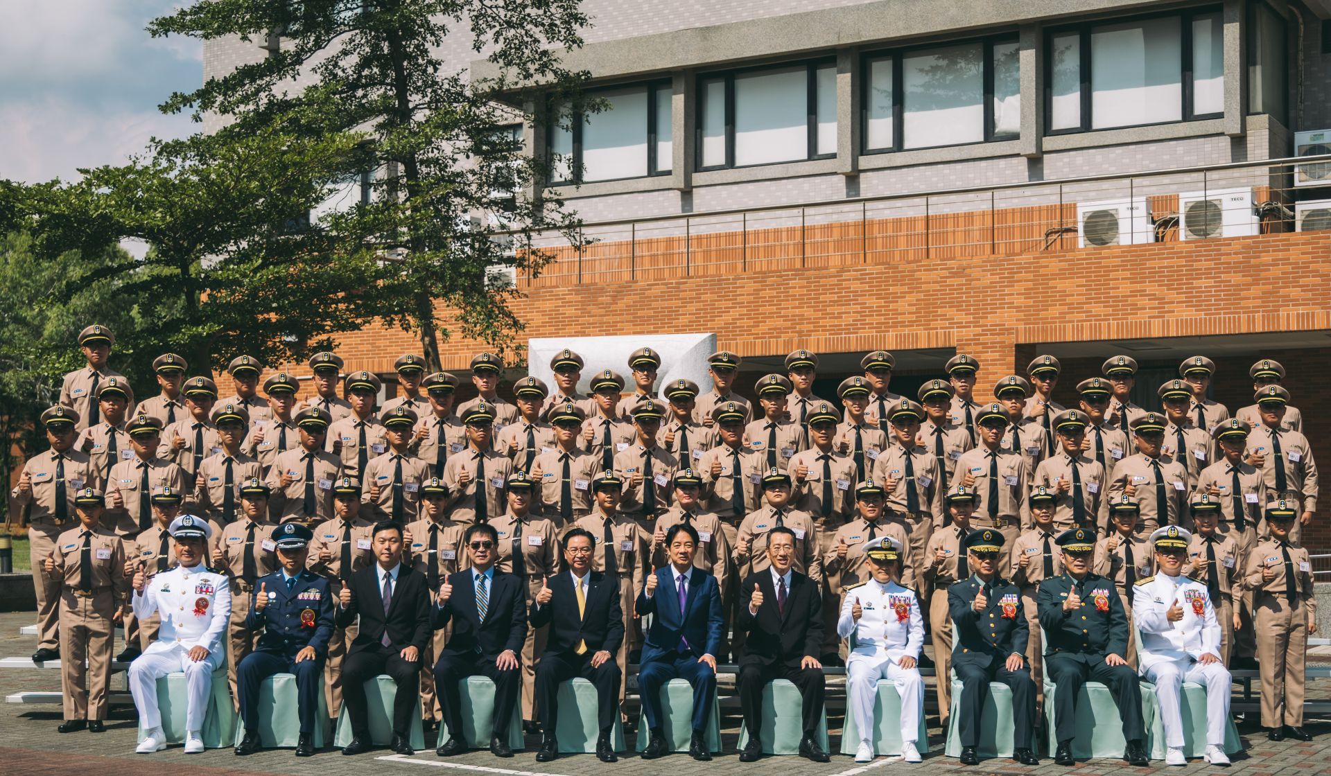 賴總統與海軍官校士官二專班學生合影。（記者陳彥陵攝）