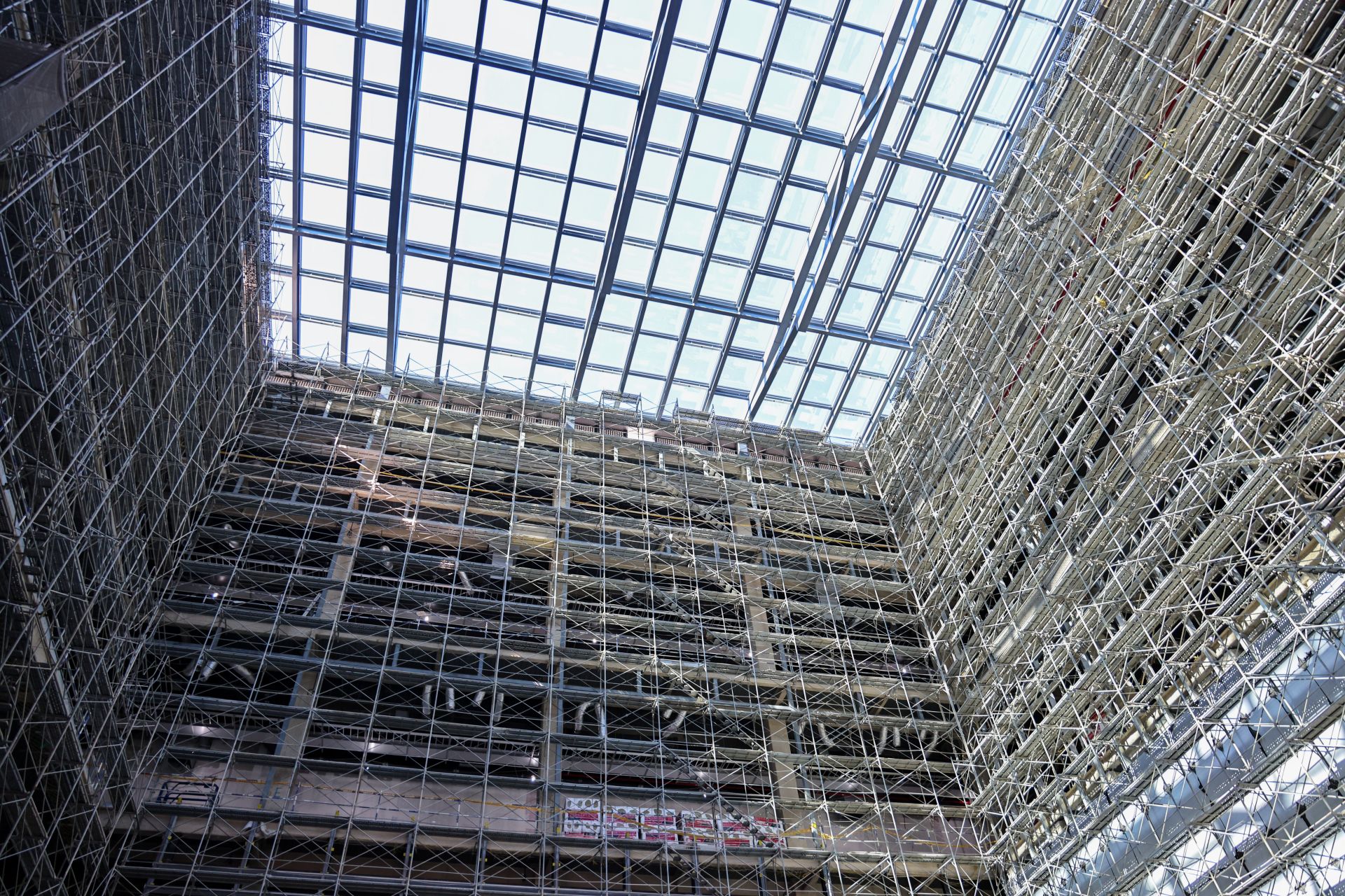  博物館以一座挑高30公尺的明亮中庭為核心，貫穿各樓層垂直視野，營造開闊通透的磅礴氣勢。（記者劉宸瑋攝）