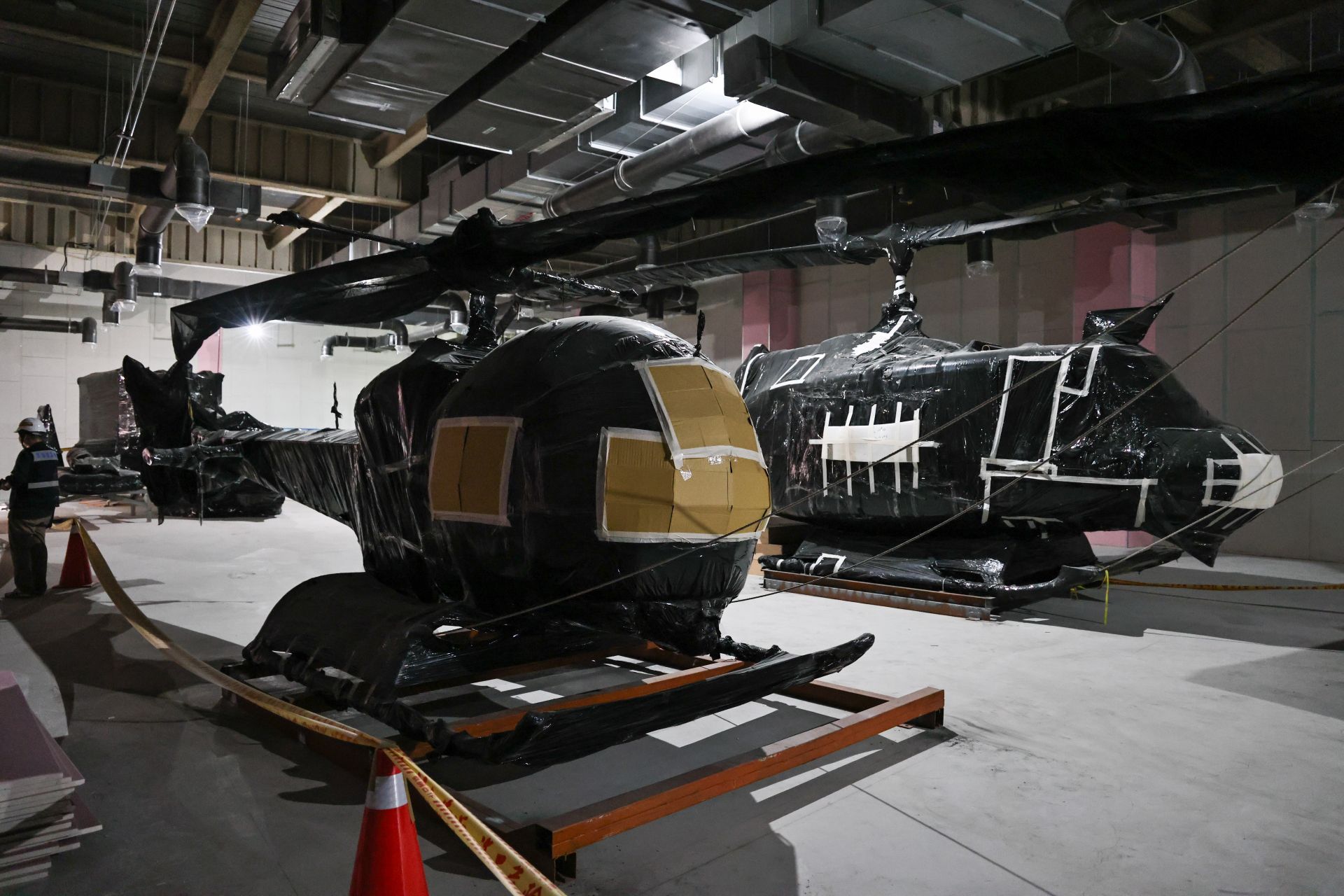  內部規劃展出OH-13直升機等多項裝備。（記者劉宸瑋攝）