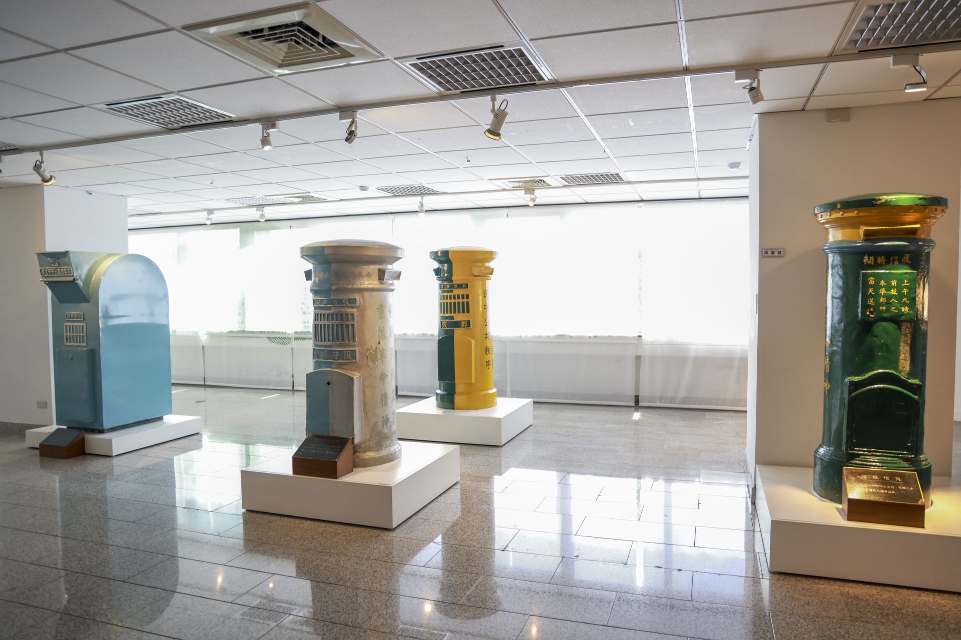 在展場中，民眾可近距離觀賞不同時代的郵筒。（記者范瑜攝）