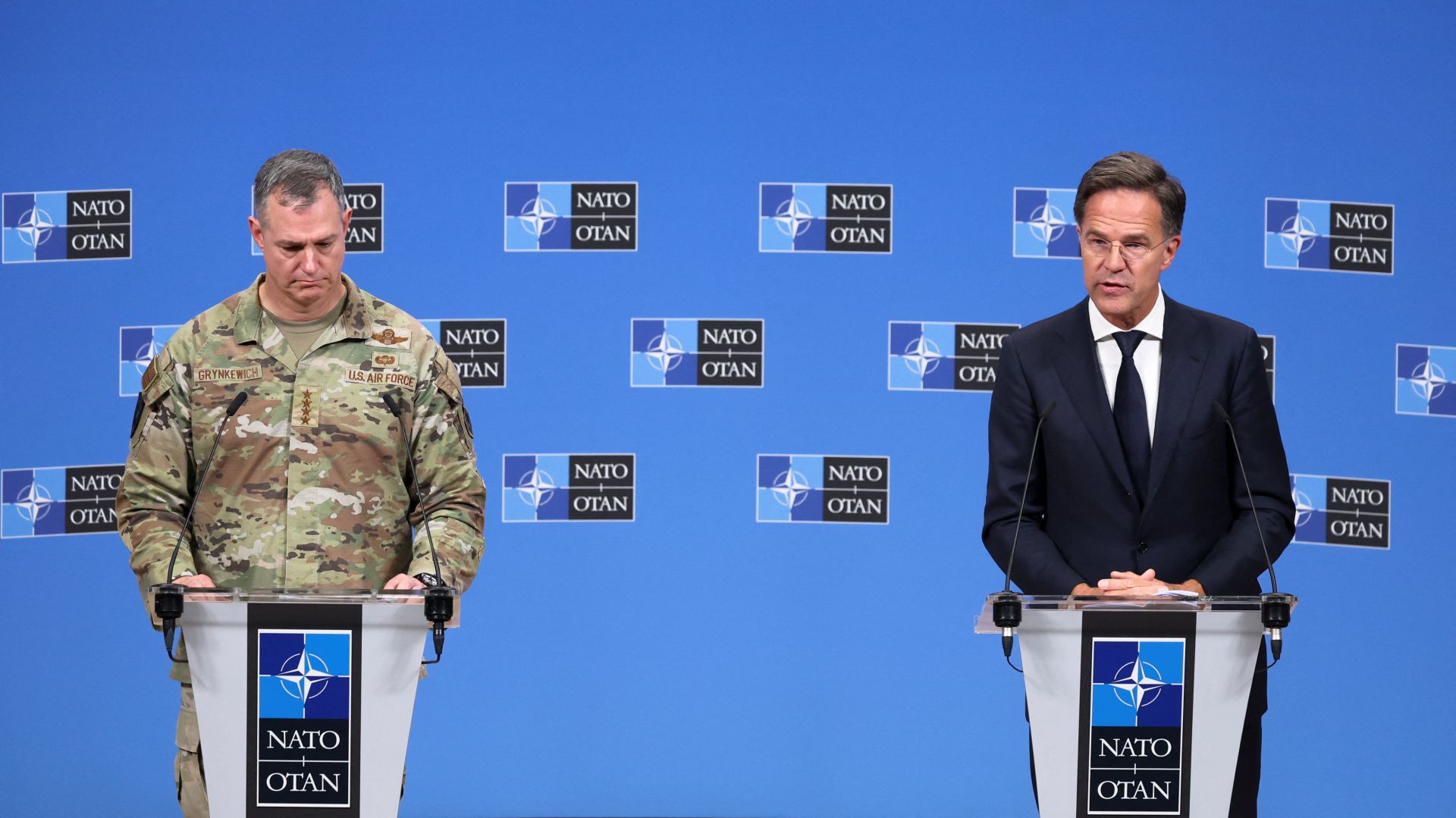 格林克維奇上將（左）與呂特共同宣布，啟動北約「東翼哨兵」行動。（達志影像／路透社）