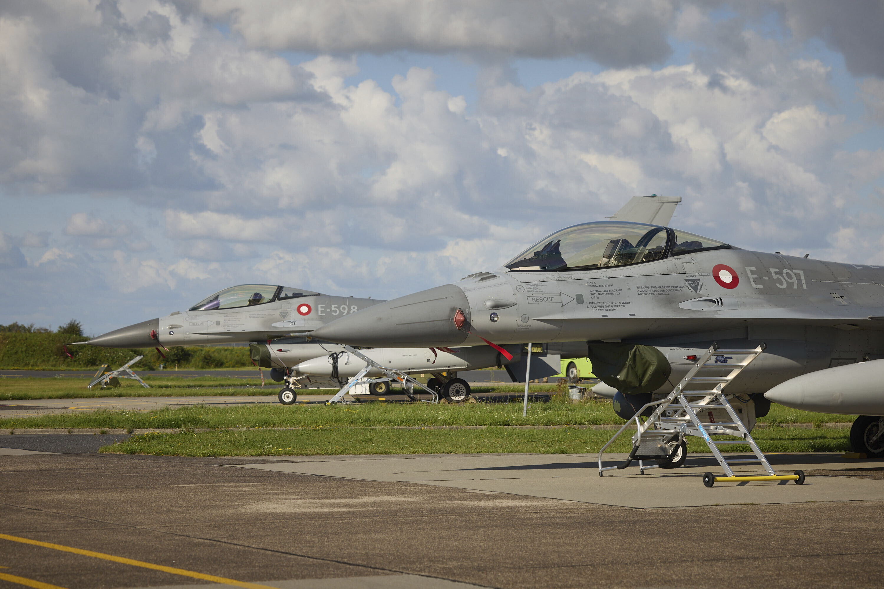 北約多國已承諾派遣戰機等軍力，協助加強北約東翼防禦及嚇阻能量。圖為丹麥F-16戰機。（達志影像／美聯社資料照片）