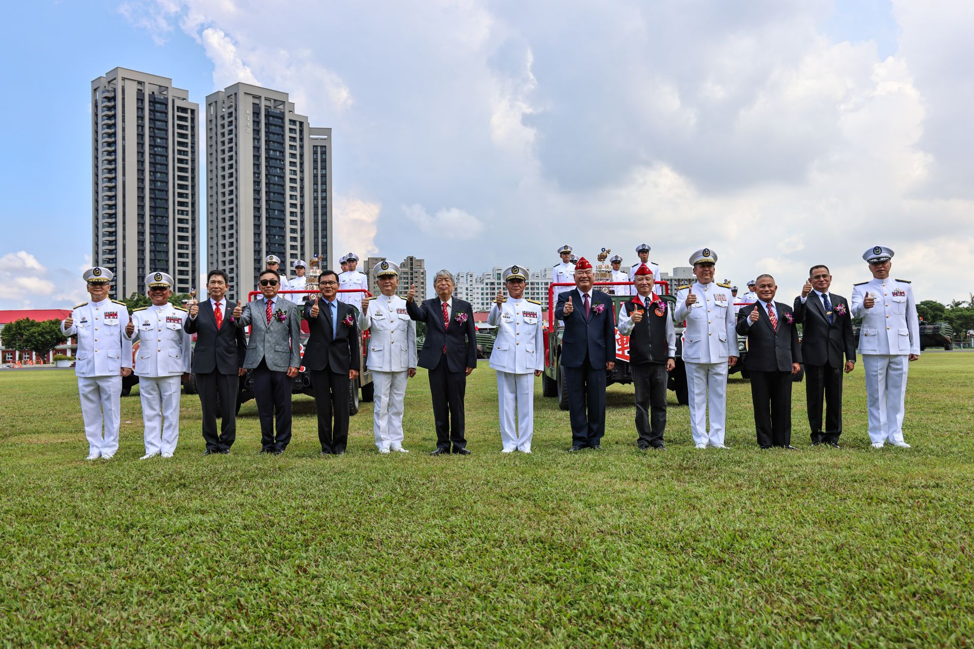  樊指揮官與歷任司令、指揮官等貴賓合影。（記者劉宸瑋攝）