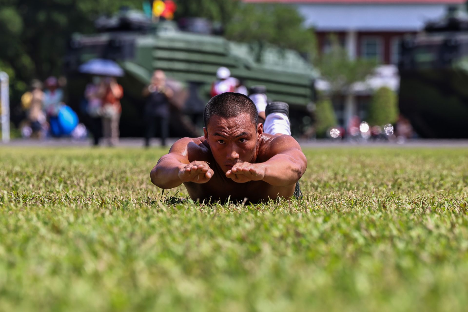 棲偵搜大隊官兵施展俯臥打水等蛙人操動作，展現勇猛剽悍精神。（記者劉宸瑋攝）