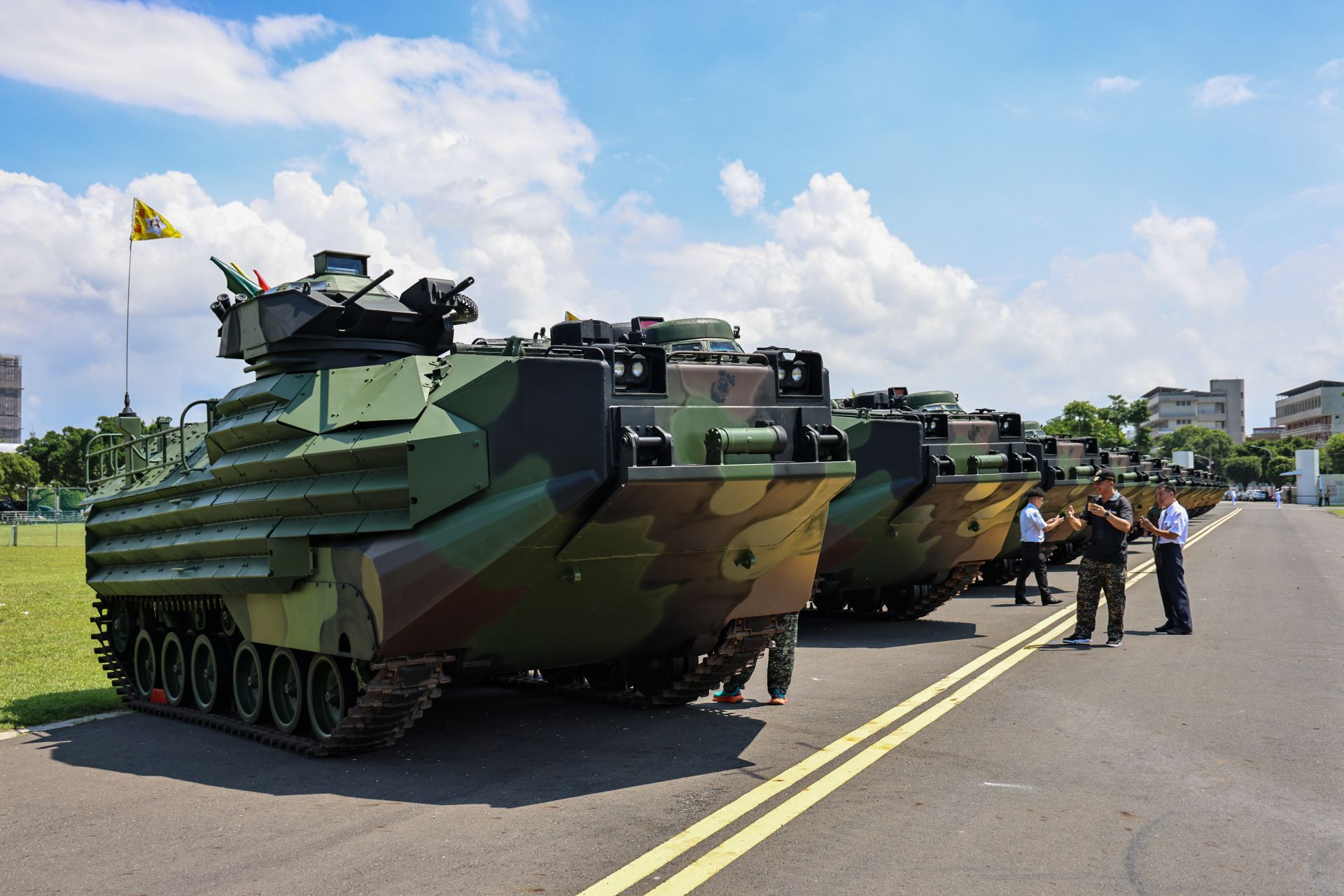  現場陳展AAV7兩棲突擊車等裝備，展現建軍備戰能量。（記者劉宸瑋攝）