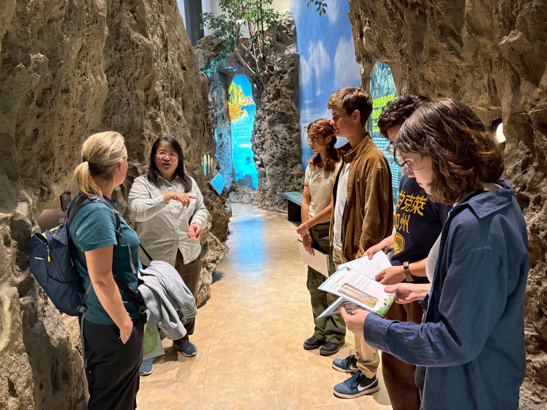 內政部與國發會辦理「國家公園導覽及活動融入雙語元素計畫」，培養導覽志工。（內政部提供）