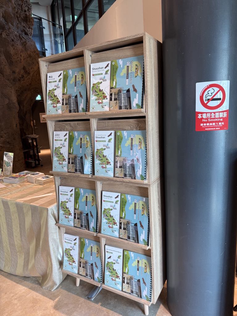 內政部國家公園署國家自然公園管理處近期於壽山國家自然遊客中心完成多語化服務升級。（內政部提供）