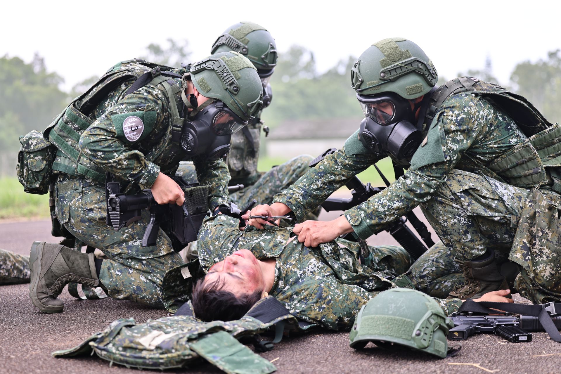 國軍第5作戰區日前模擬敵不明戰劑攻擊，實施化生放核應處演練，官兵佩戴防護面具實施戰傷救護、消除作業等演練，展現臨戰應變能力。（記者劉宸瑋攝）