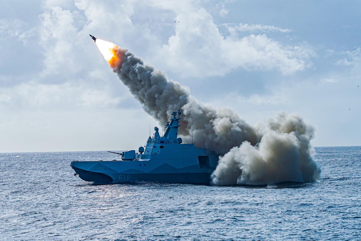  沱江軍艦實施「雄風三型反艦飛彈」實彈射擊，精準命中目標。（海軍司令部提供）