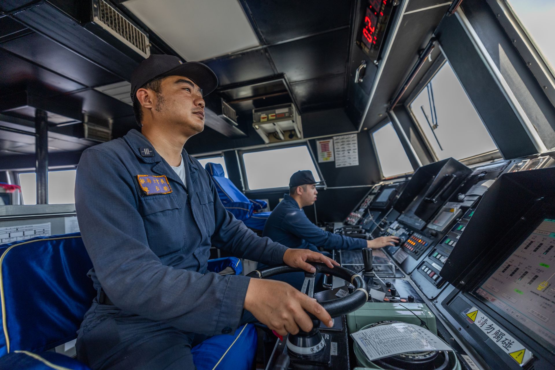  官兵執行海上監控任務，時刻掌握共艦動態。（記者林睿奕攝）