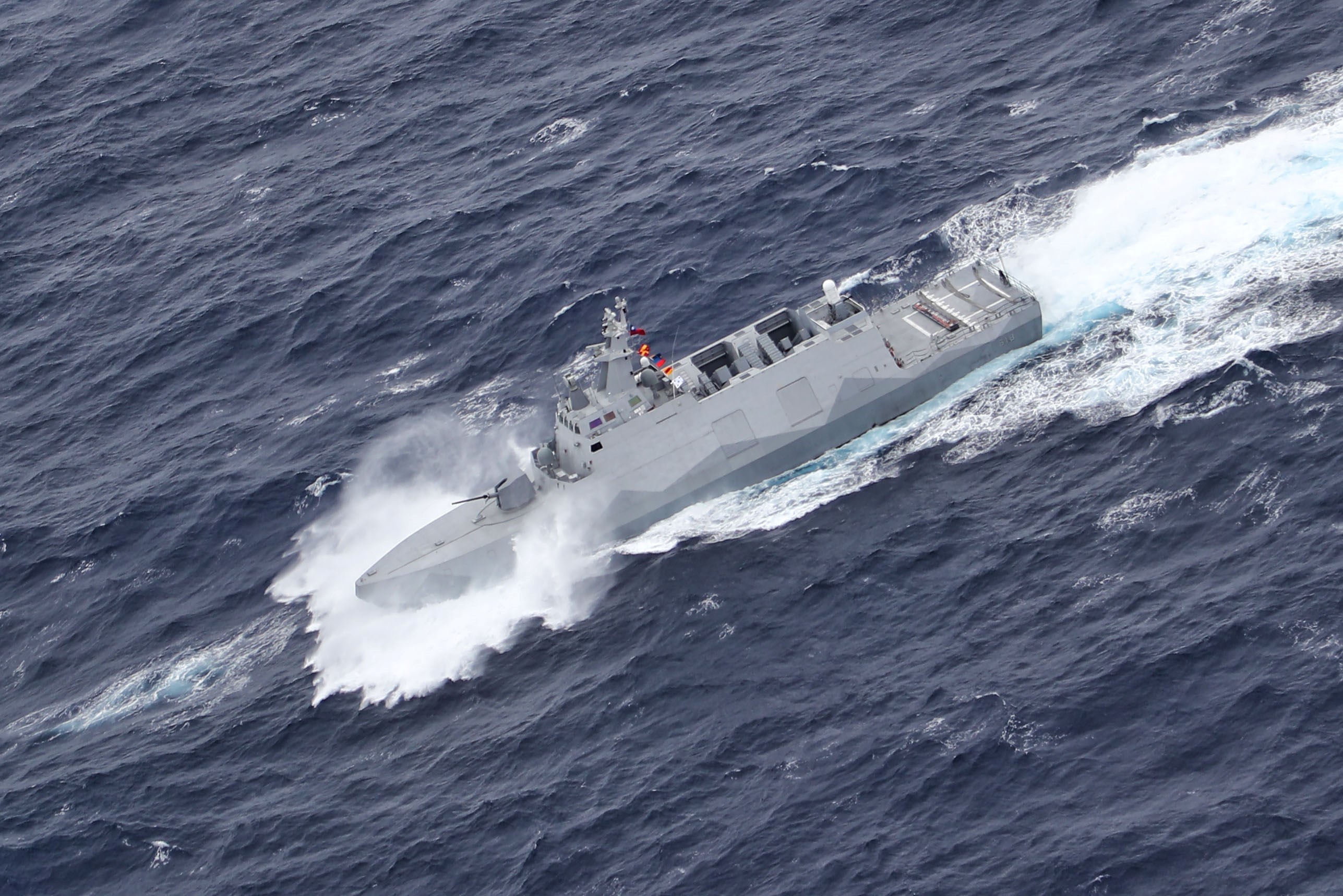  沱江軍艦性能優異，火力強大。圖為海軍實施「聯合濱海決勝作戰操演」，沱江軍艦乘風破浪勇往直前，展現捍衛海疆決心。（本報資料照片）