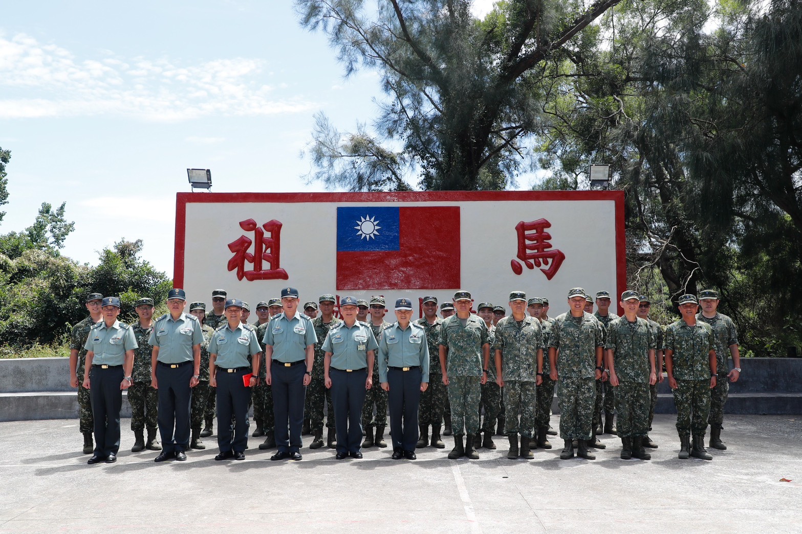 陸軍司令呂坤修上將視導外島地區部隊，嘉勉單位戮力戰備辛勞。（陸軍司令部提供）