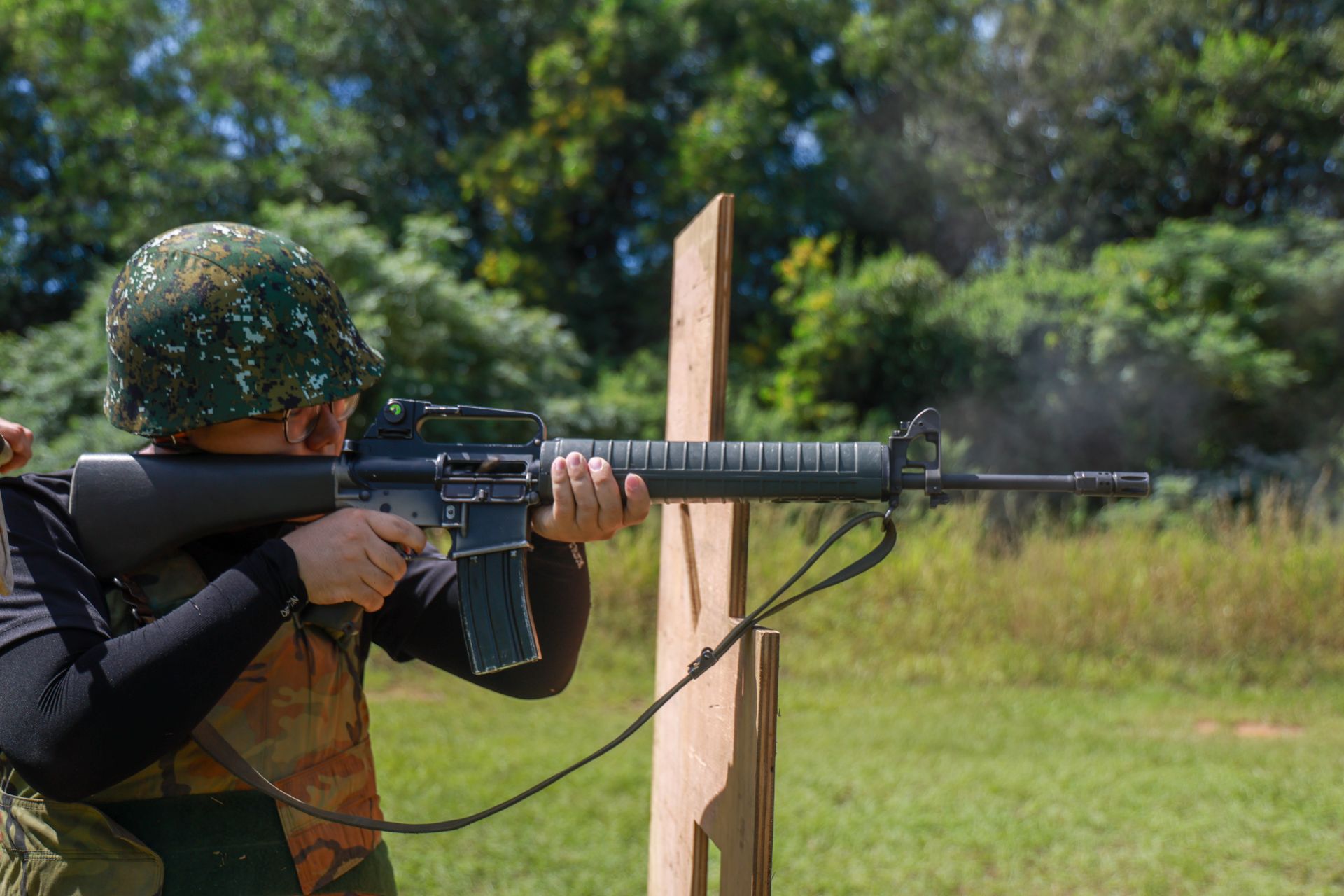 302旅辦理後備軍人志願參加步槍射擊訓練，後備軍人利用多孔板變換臥、跪、立姿等射擊姿勢課目，有效重拾個人戰技。（記者葉軒瑜攝）
