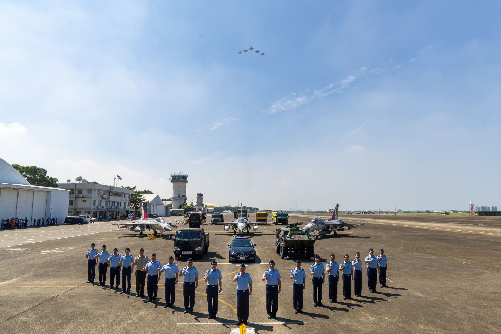 空軍第1聯隊昨日舉辦80週年隊慶活動，規劃空地裝備陳展等，展現建軍備戰成果；聯隊長廖少將期許全體官兵秉持忠勇勤奮精神，共創輝煌未來。（記者葉軒瑜攝）